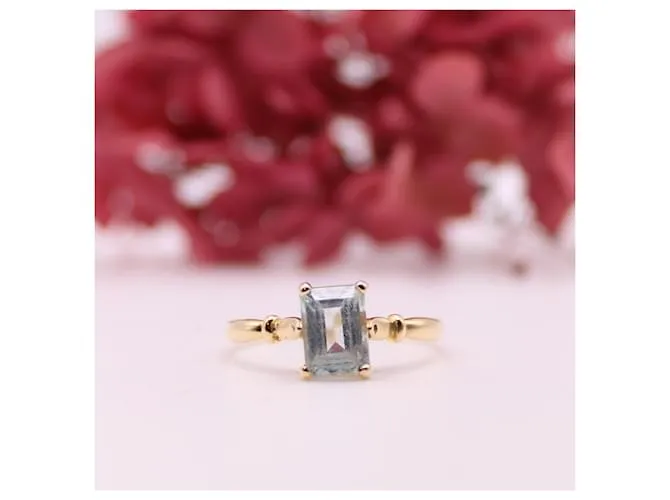 Autre Marque Anillo engastado con una aguamarina en oro amarillo 750%O Azul claro Gold hardware 