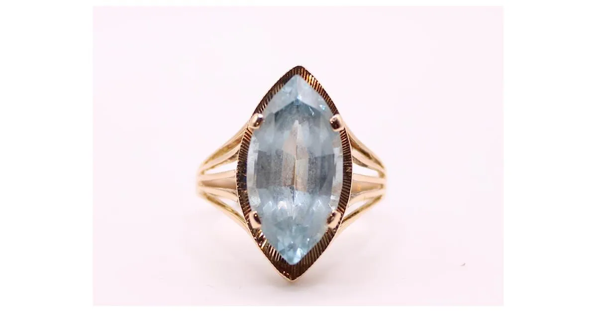 Autre Marque Anillo estilo marquesa engastado con una aguamarina en oro amarillo 750%O Azul claro Gold hardware 