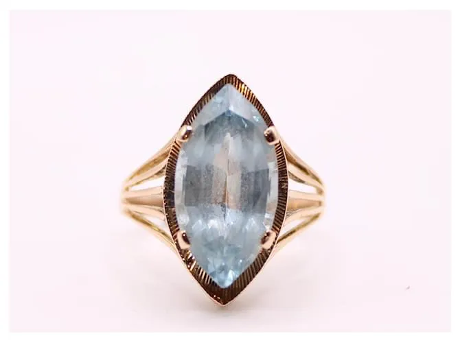Autre Marque Anillo estilo marquesa engastado con una aguamarina en oro amarillo 750%O Azul claro Gold hardware 