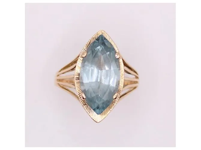 Autre Marque Anillo estilo marquesa engastado con una aguamarina en oro amarillo 750%O Azul claro Gold hardware 
