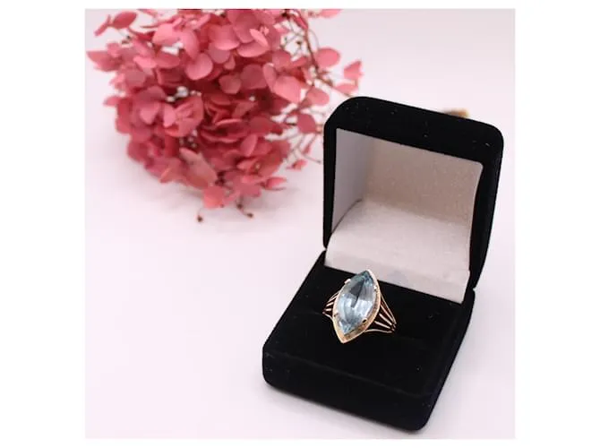 Autre Marque Anillo estilo marquesa engastado con una aguamarina en oro amarillo 750%O Azul claro Gold hardware 