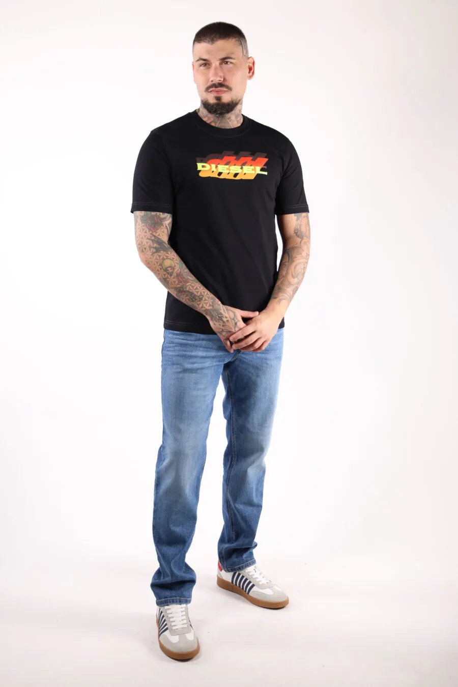 Camiseta negra con maxilogo 