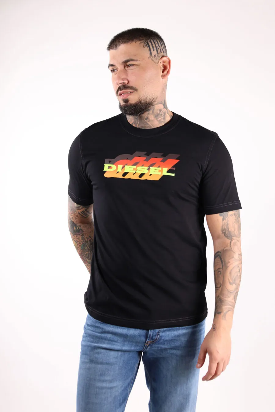 Camiseta negra con maxilogo 