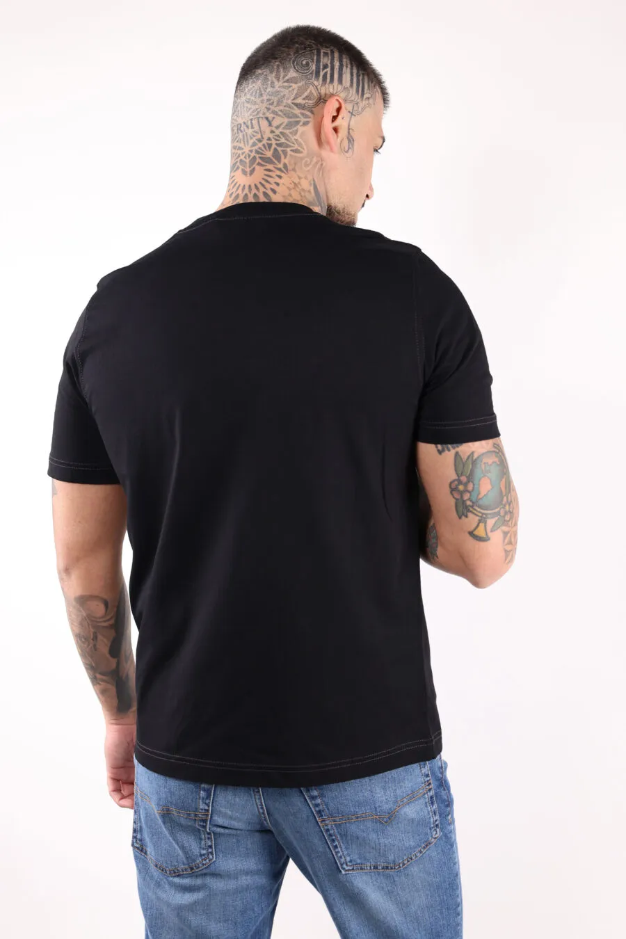 Camiseta negra con maxilogo 