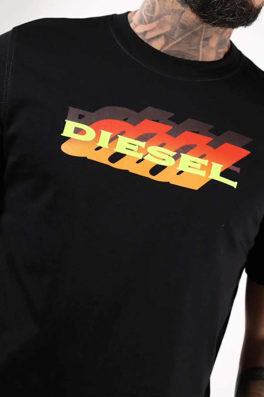 Camiseta negra con maxilogo 