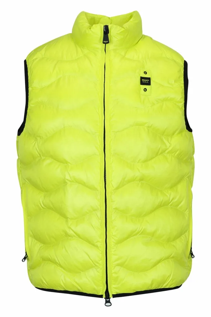 Chaleco amarillo con lineas onduladas y parche