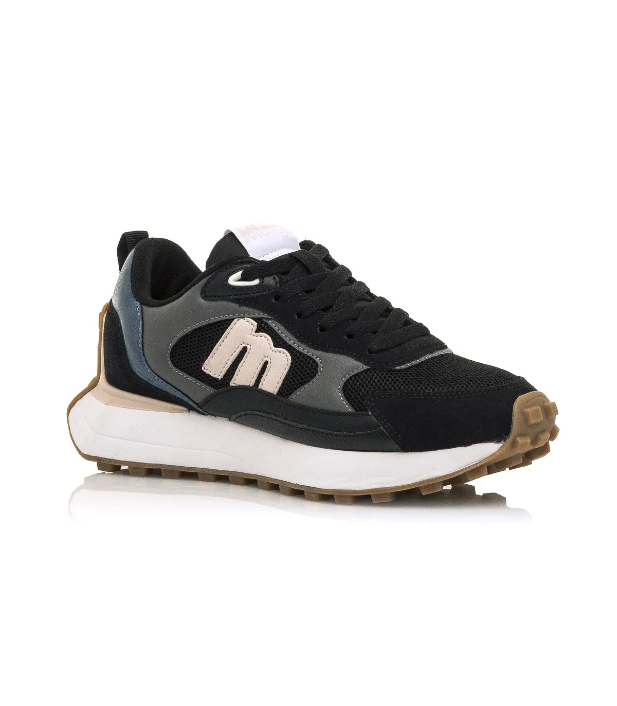 Deportivo con plataforma en color negro
