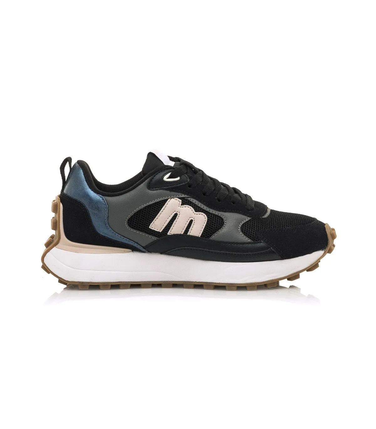 Deportivo con plataforma en color negro