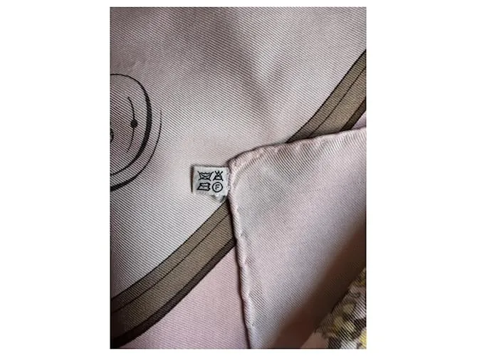 HERMèS  PARíS _ PAñUELO HERMèS "SPRINGS" FIRMADO POR LEDOUX  100% SEDA CASTAñO ROSA BLANCO DORADO AMARILLO 