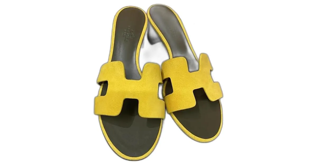 Hermès Sandalias Oasis en color amarillo topacio de ante. 