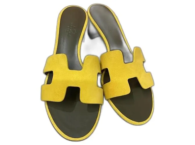 Hermès Sandalias Oasis en color amarillo topacio de ante. 