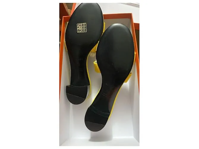 Hermès Sandalias Oasis en color amarillo topacio de ante. 
