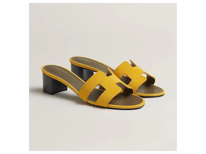 Hermès Sandalias Oasis en color amarillo topacio de ante. 