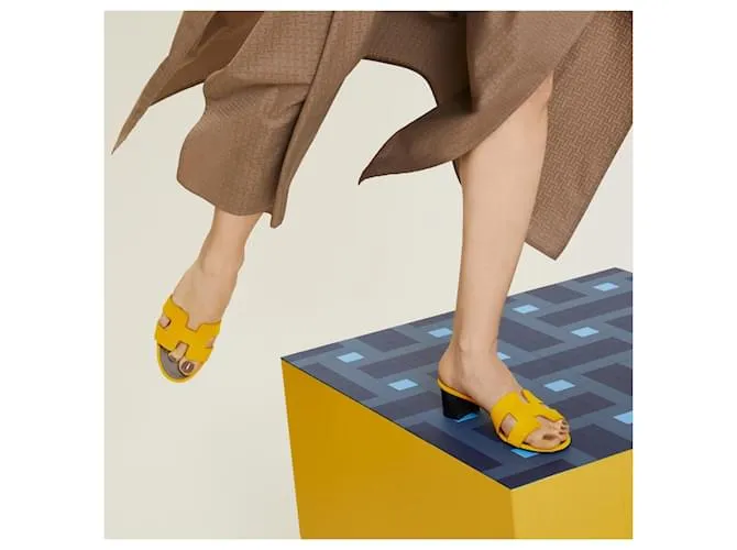 Hermès Sandalias Oasis en color amarillo topacio de ante. 