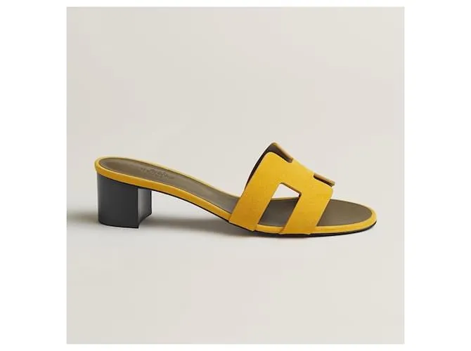 Hermès Sandalias Oasis en color amarillo topacio de ante. 