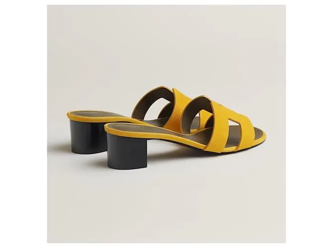 Hermès Sandalias Oasis en color amarillo topacio de ante. 
