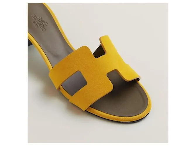 Hermès Sandalias Oasis en color amarillo topacio de ante. 