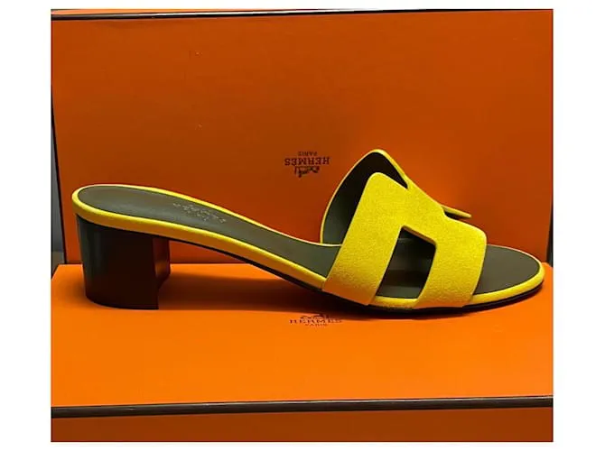 Hermès Sandalias Oasis en color amarillo topacio de ante. 