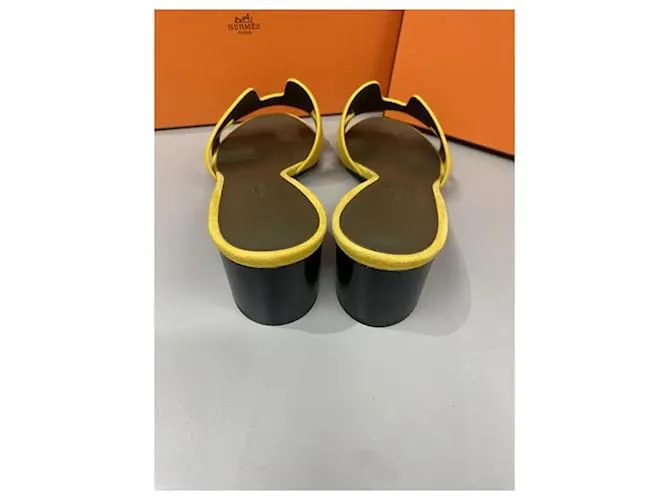 Hermès Sandalias Oasis en color amarillo topacio de ante. 