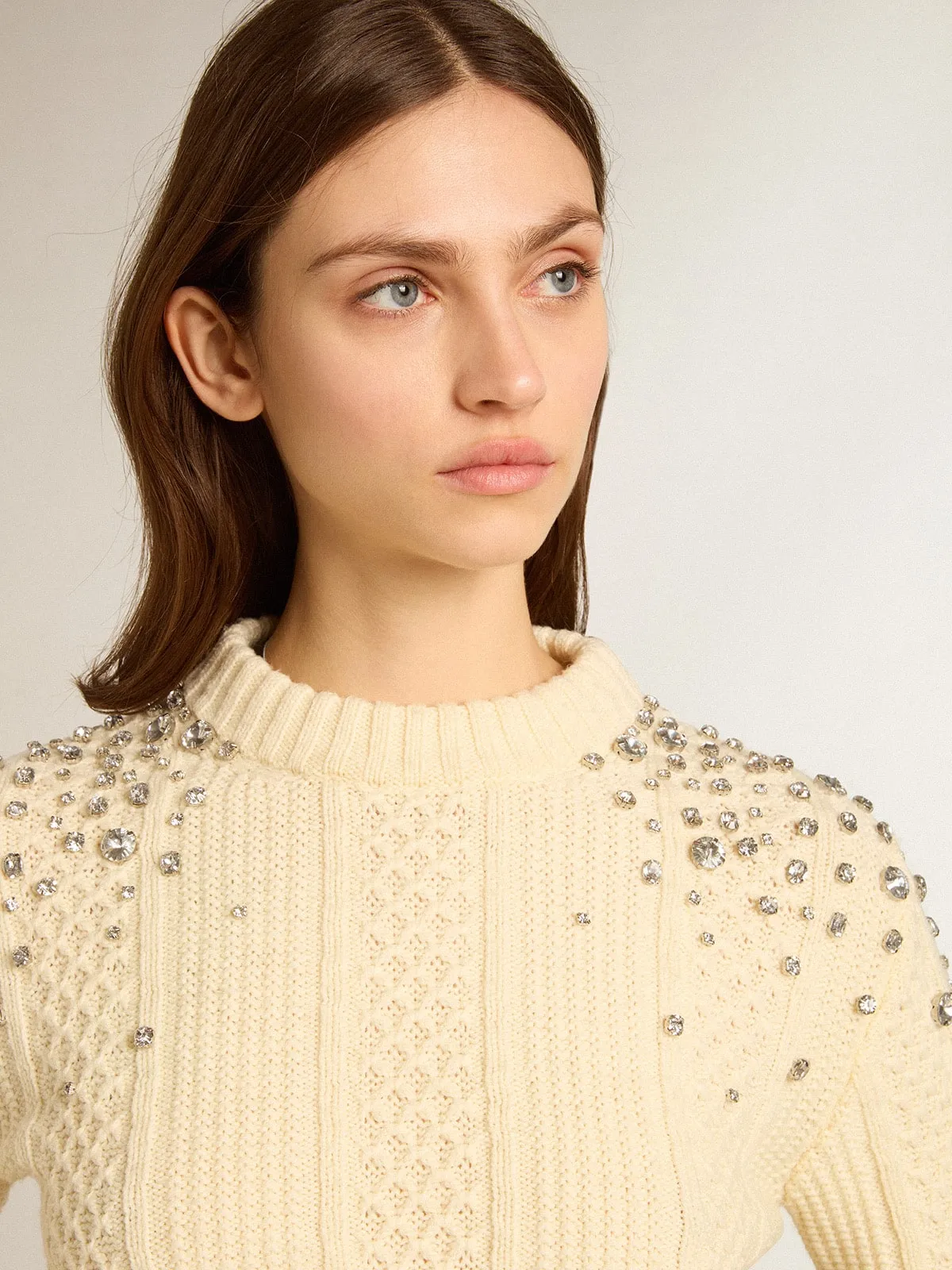 Jersey cropped de mujer blanco envejecido con cristales aplicados