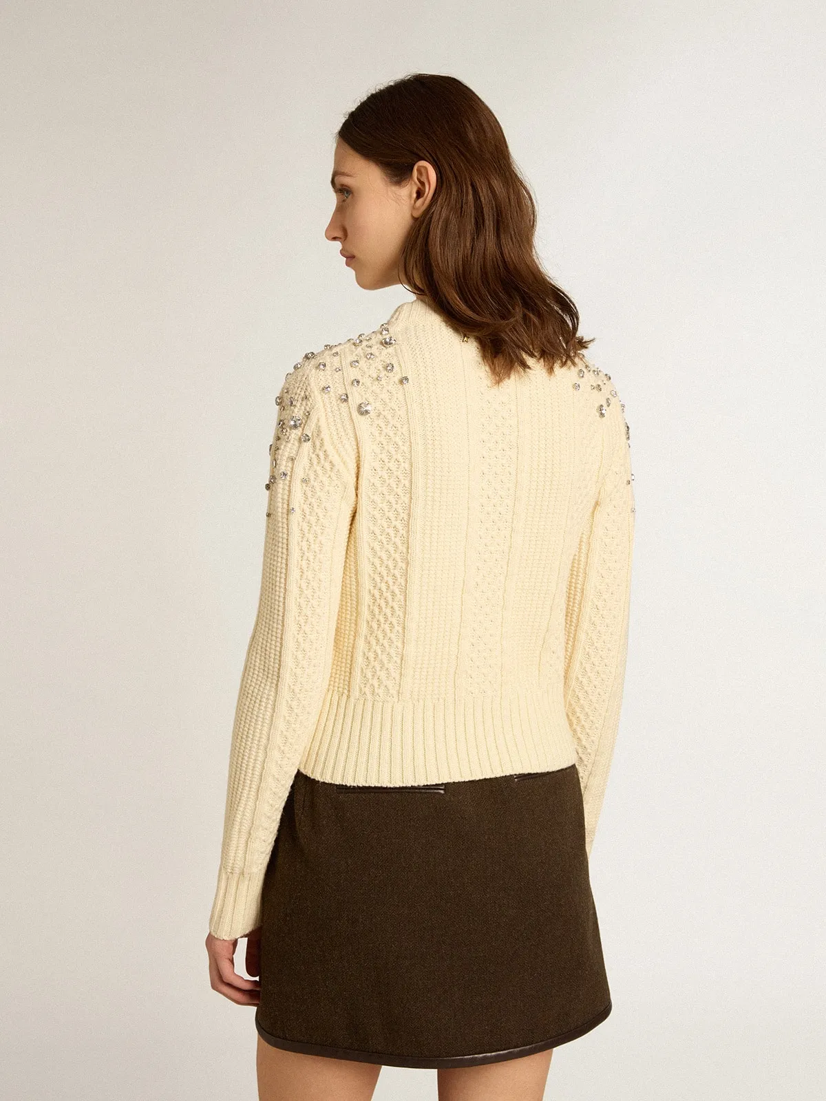 Jersey cropped de mujer blanco envejecido con cristales aplicados
