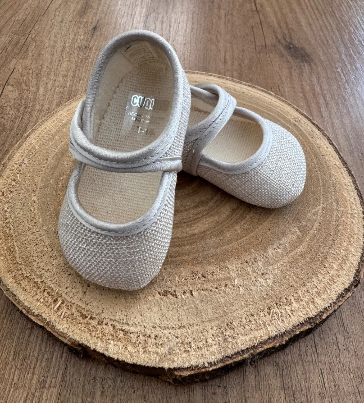Mary Janes for girls in pearly linen.