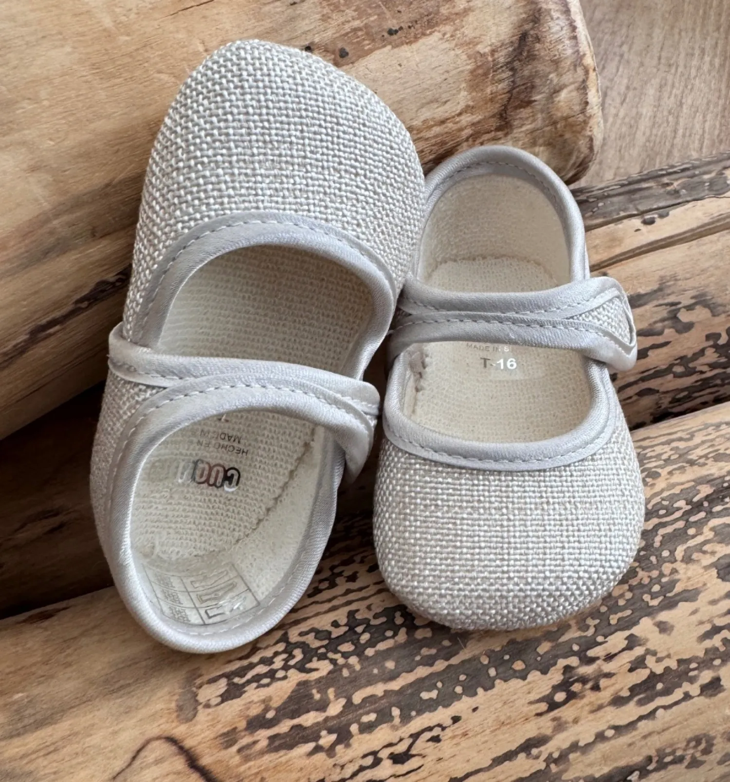 Mary Janes for girls in pearly linen.