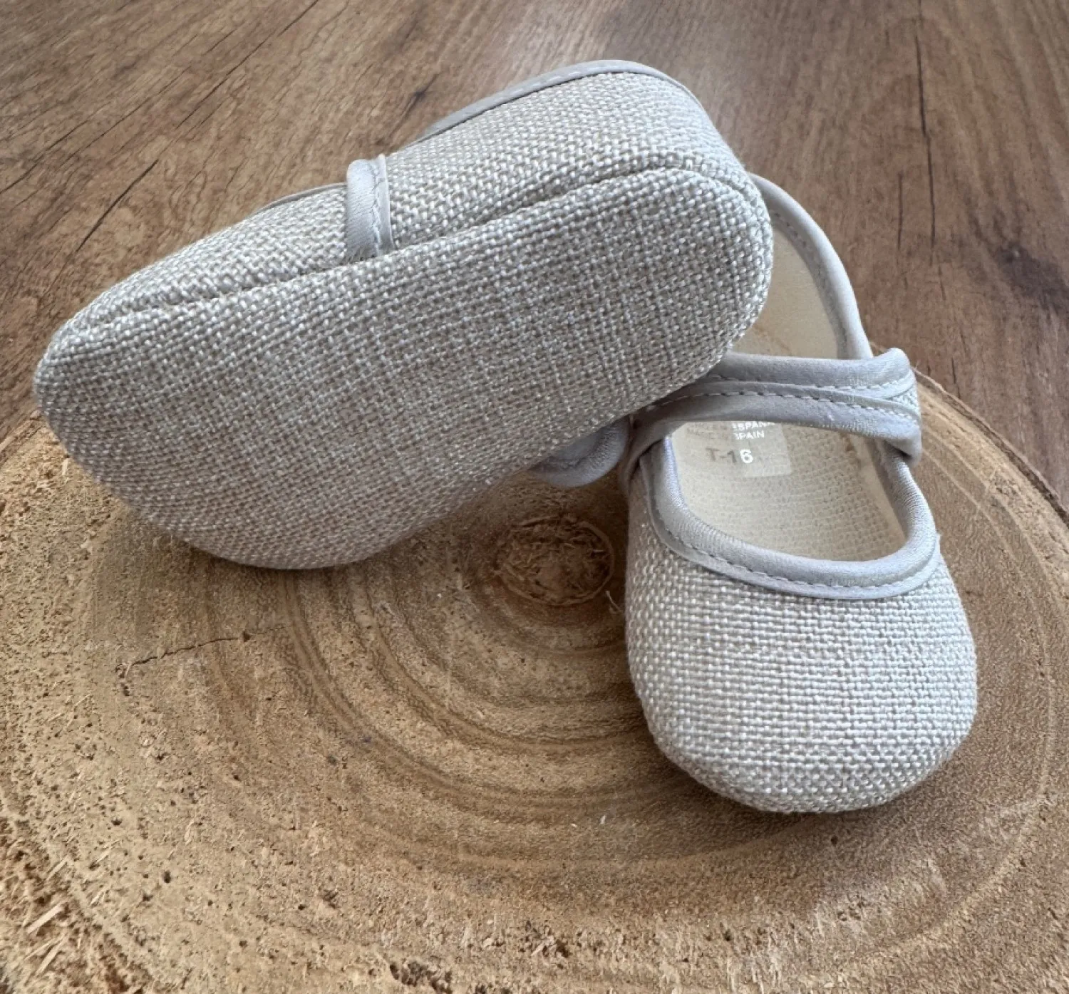Mary Janes for girls in pearly linen.
