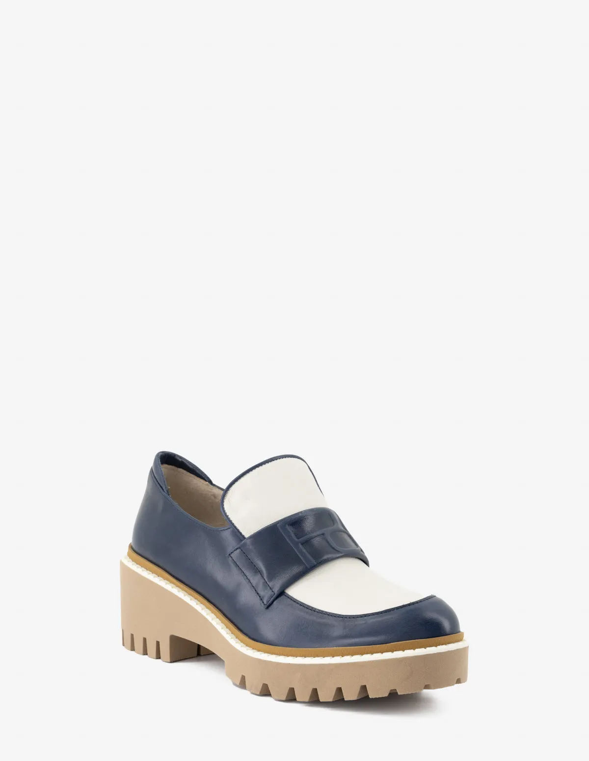 Mocasín en piel napa con banda grabada en color azul para mujer