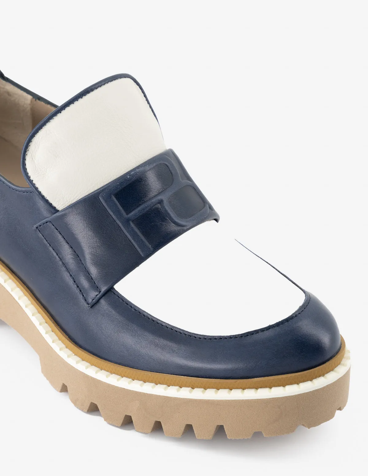 Mocasín en piel napa con banda grabada en color azul para mujer