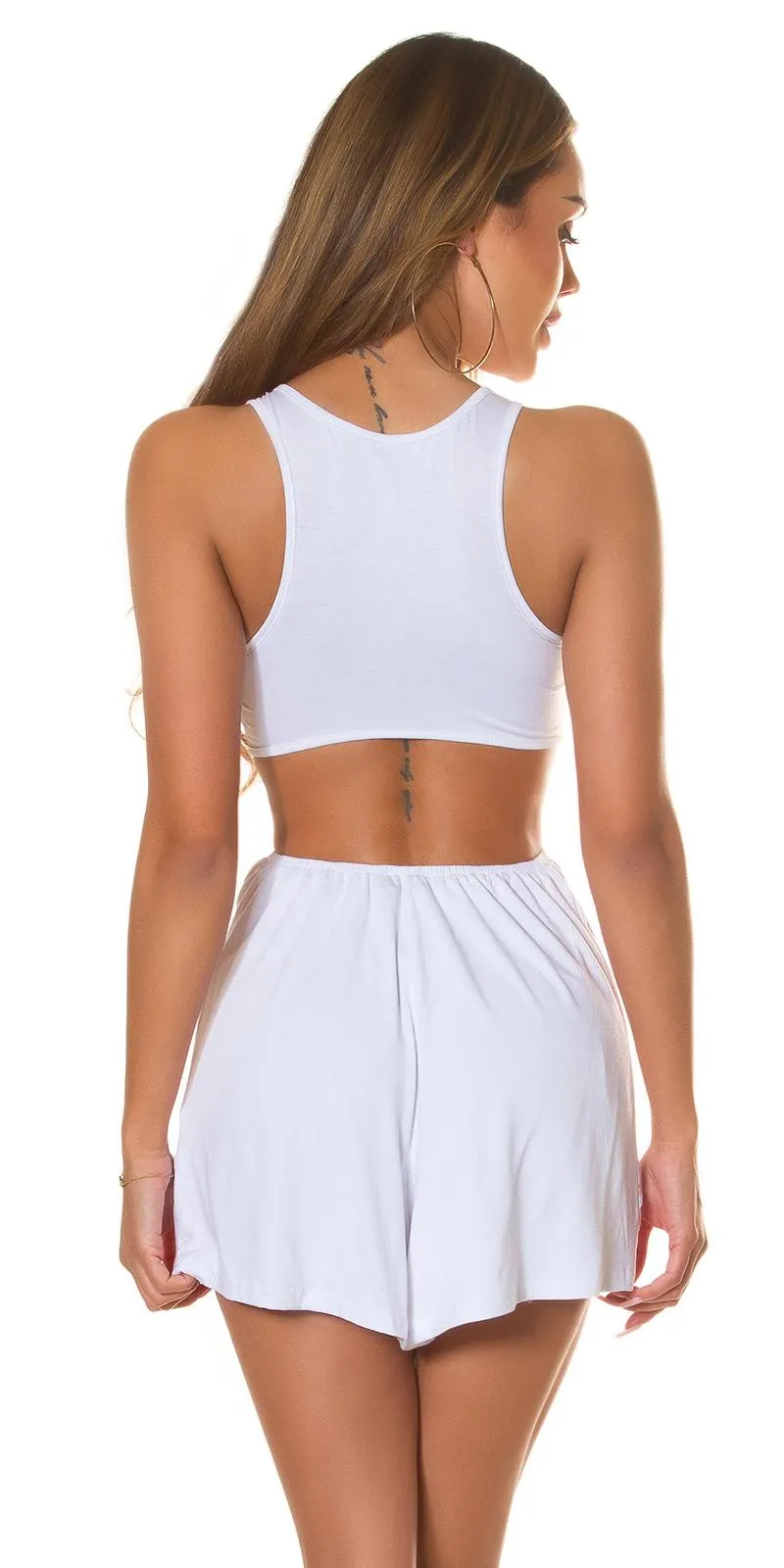 Mono blanco de verano con aberturas