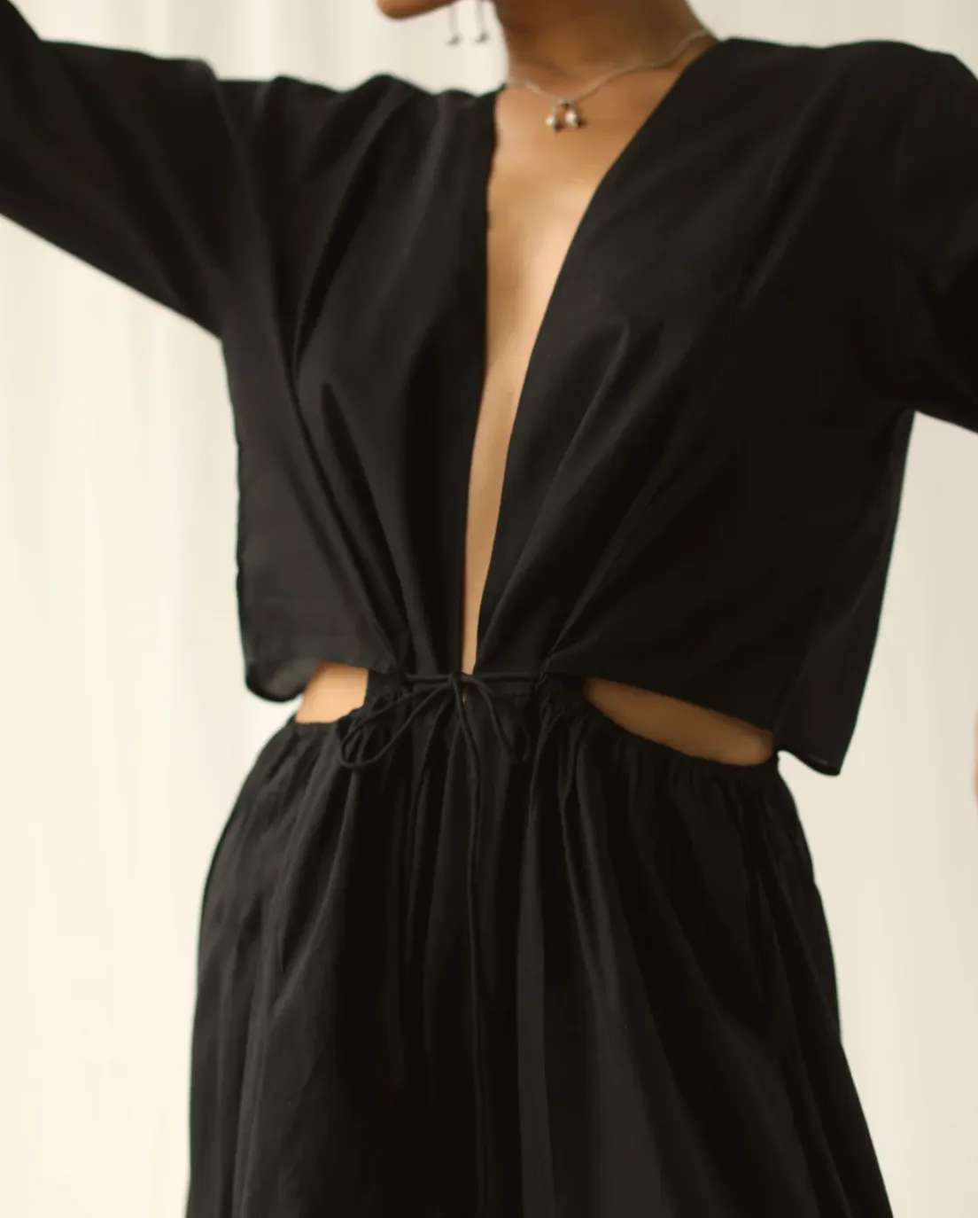 MONO CORTO CUT OUT NEGRO