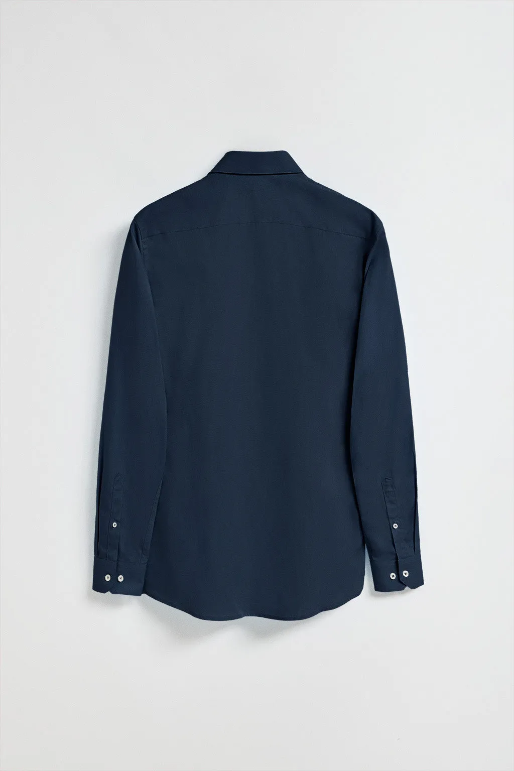 Pack de tres camisas slim en azul marino, blanca y azul celeste con logo Rigby Go
