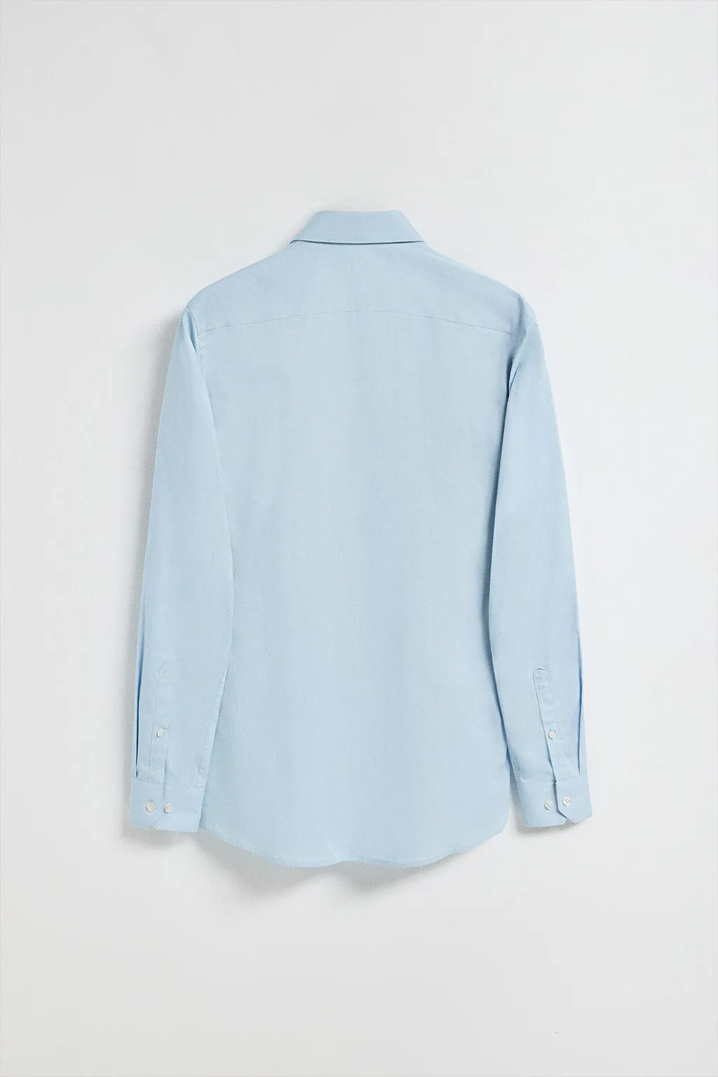 Pack de tres camisas slim en azul marino, blanca y azul celeste con logo Rigby Go