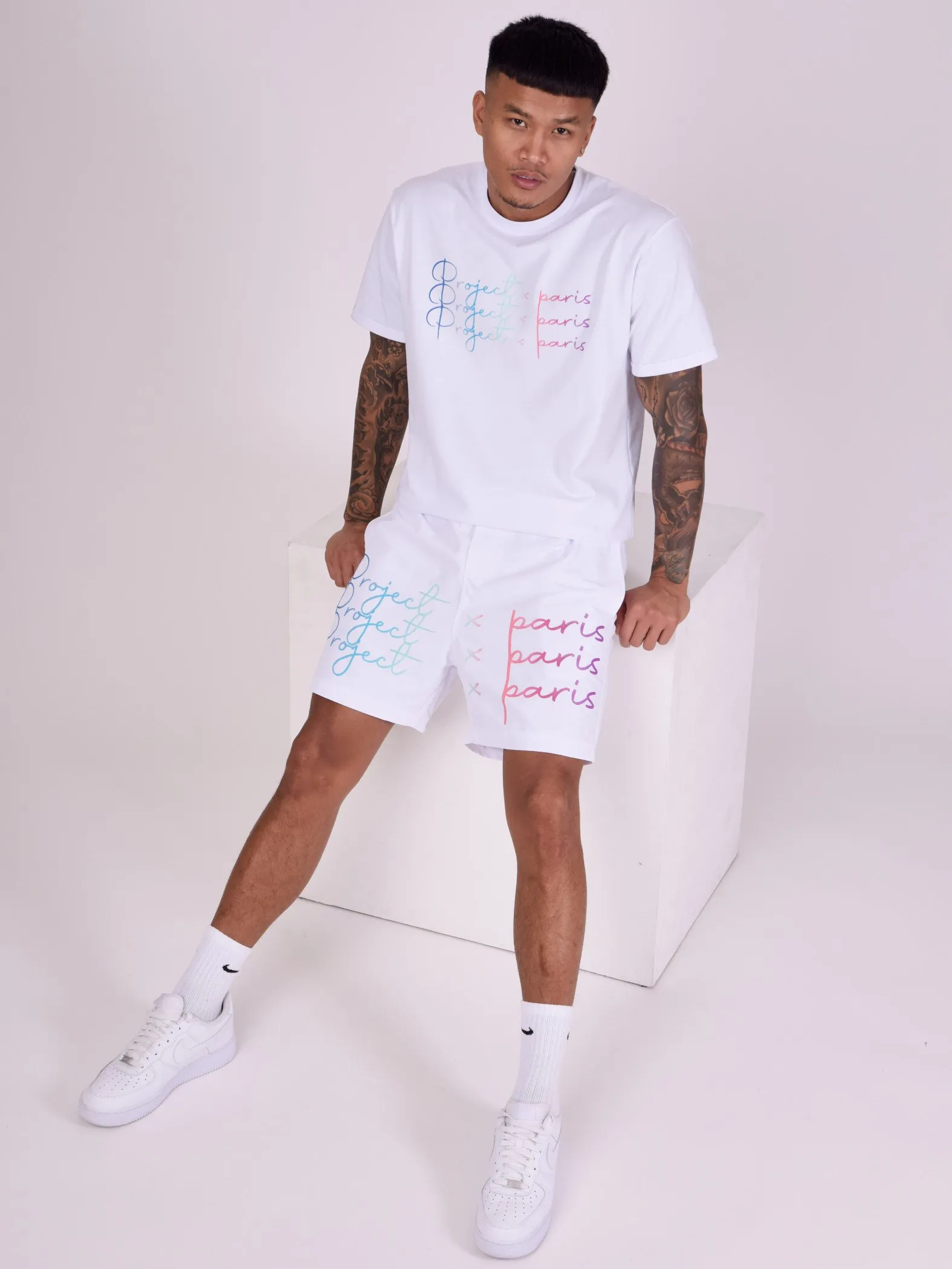 Pantalón corto con logotipo impreso en degradado de gran tamaño