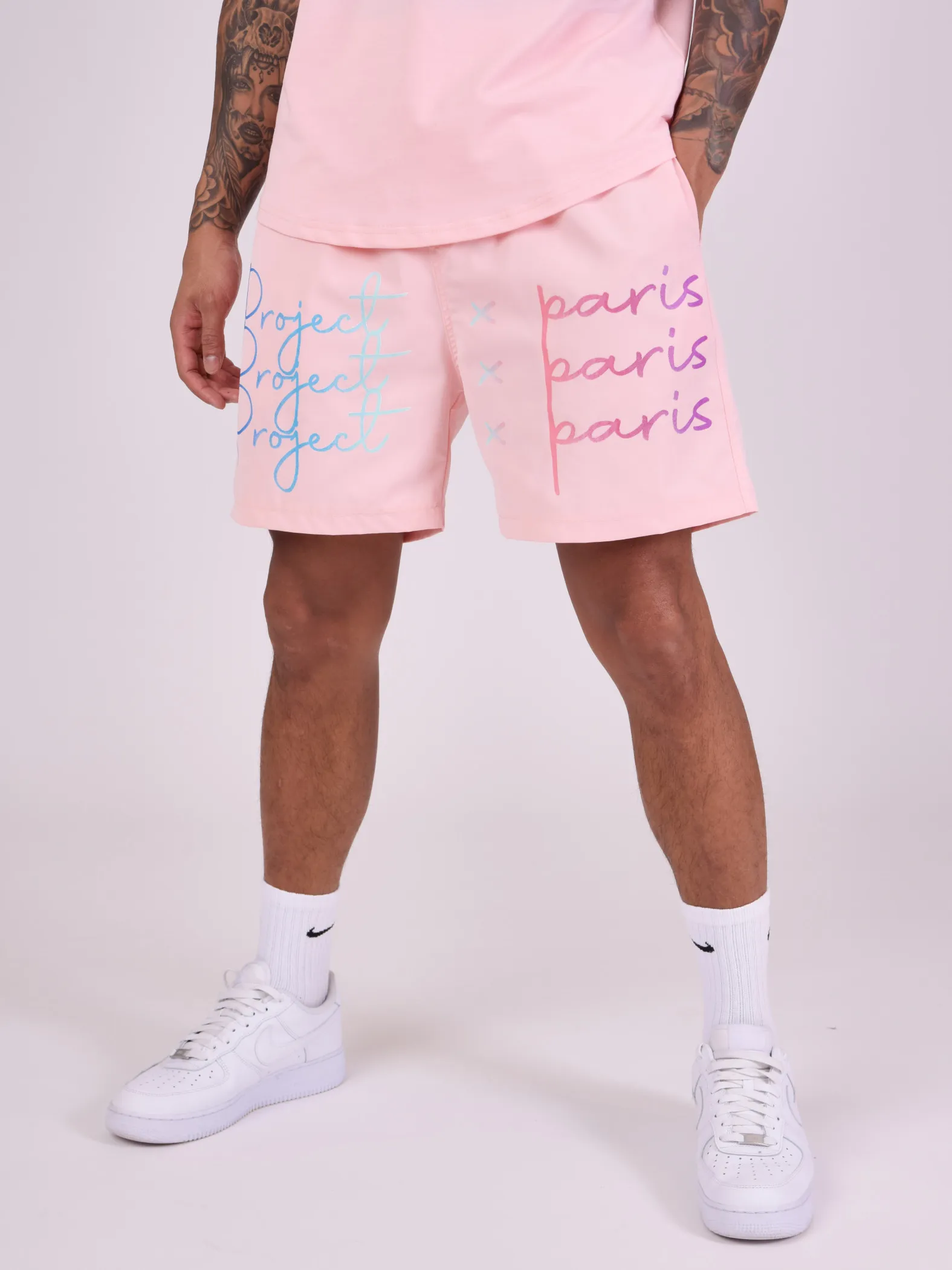 Pantalón corto con logotipo impreso en degradado de gran tamaño