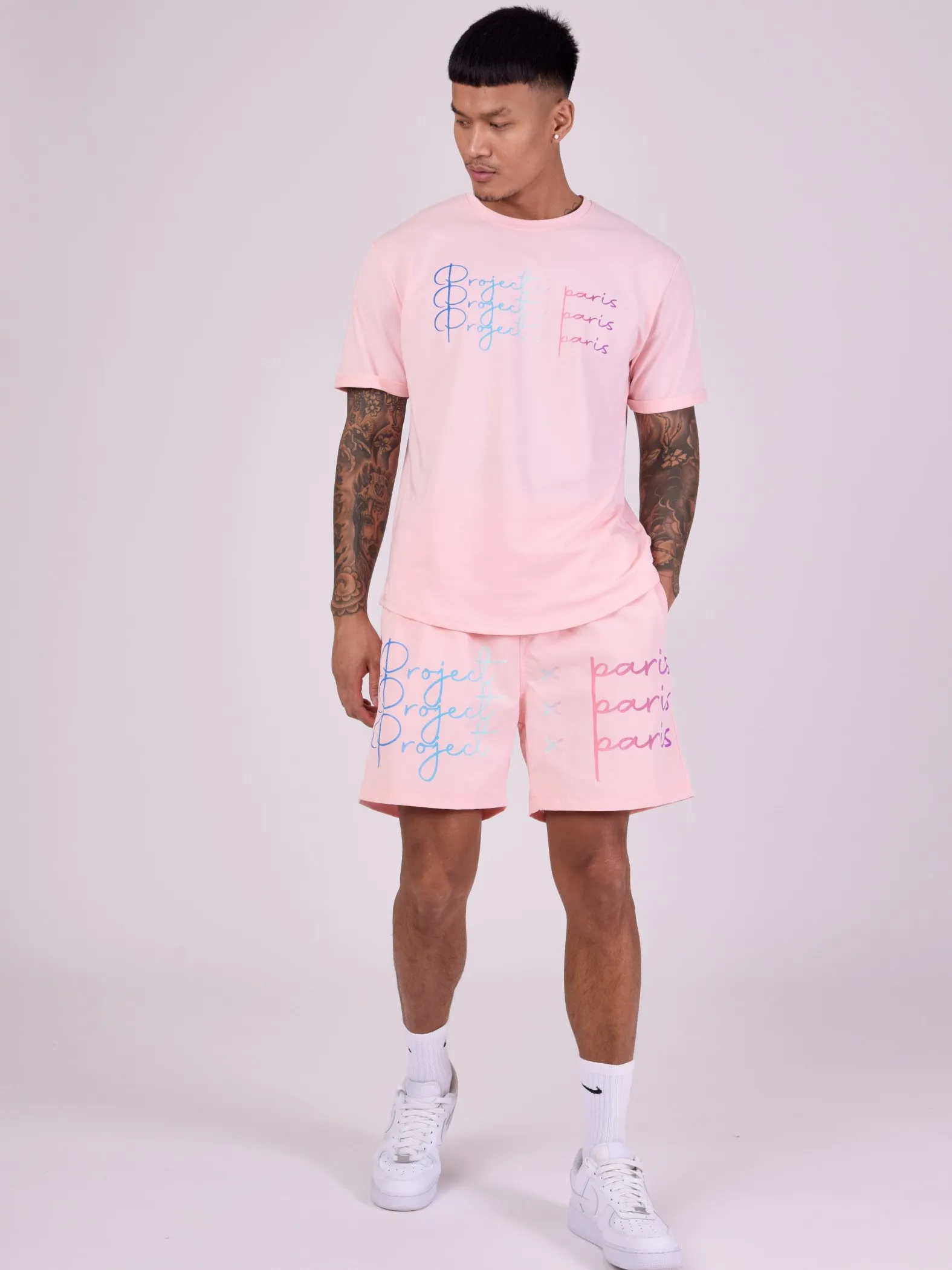 Pantalón corto con logotipo impreso en degradado de gran tamaño