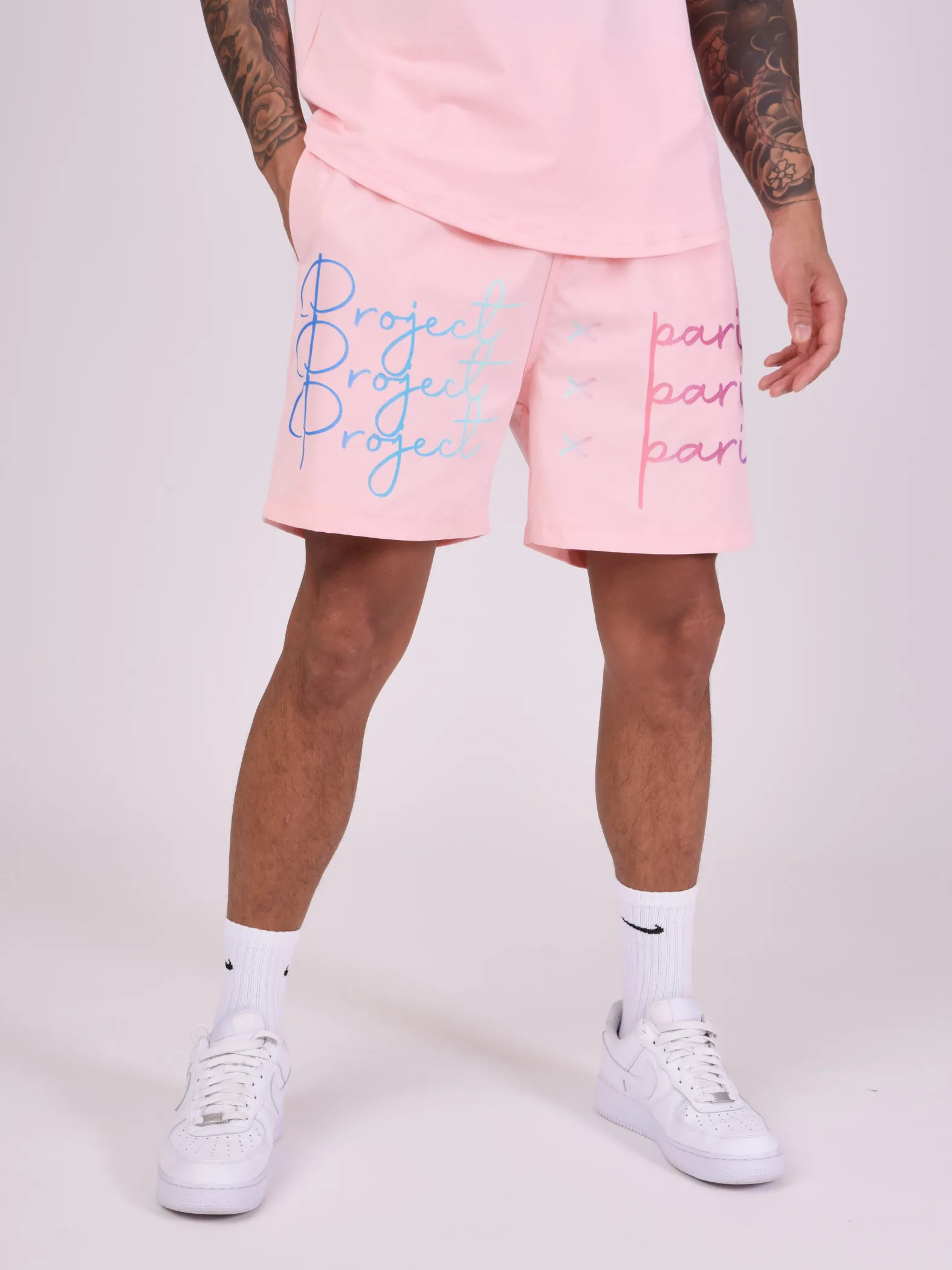 Pantalón corto con logotipo impreso en degradado de gran tamaño