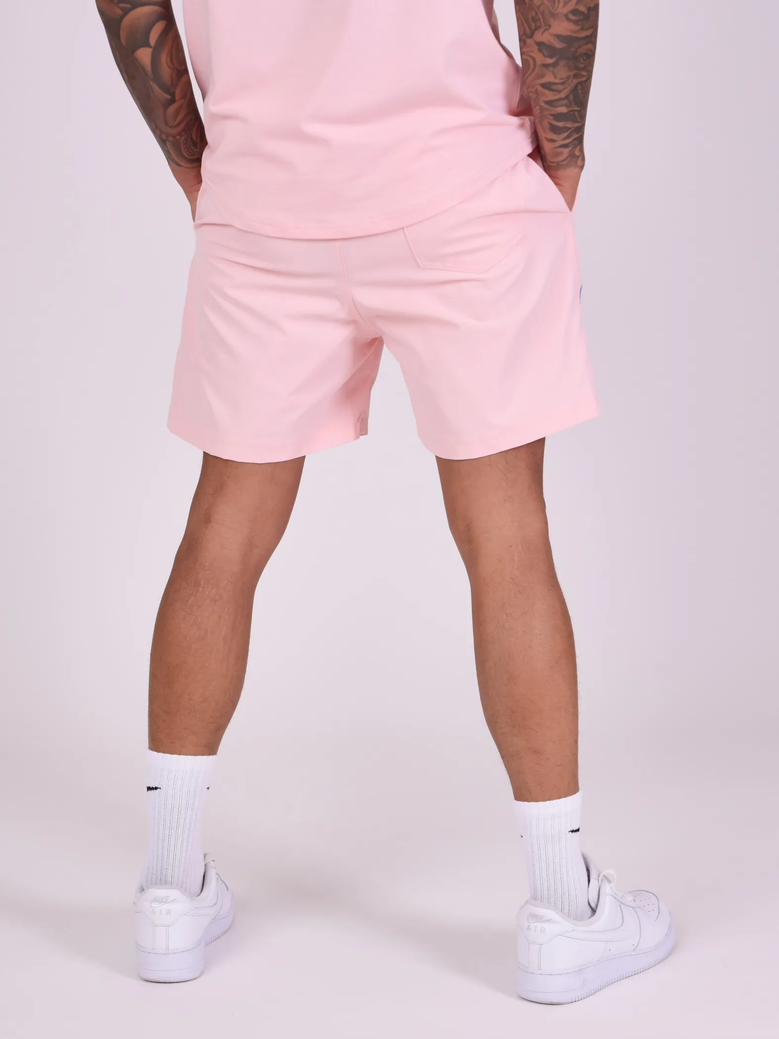 Pantalón corto con logotipo impreso en degradado de gran tamaño