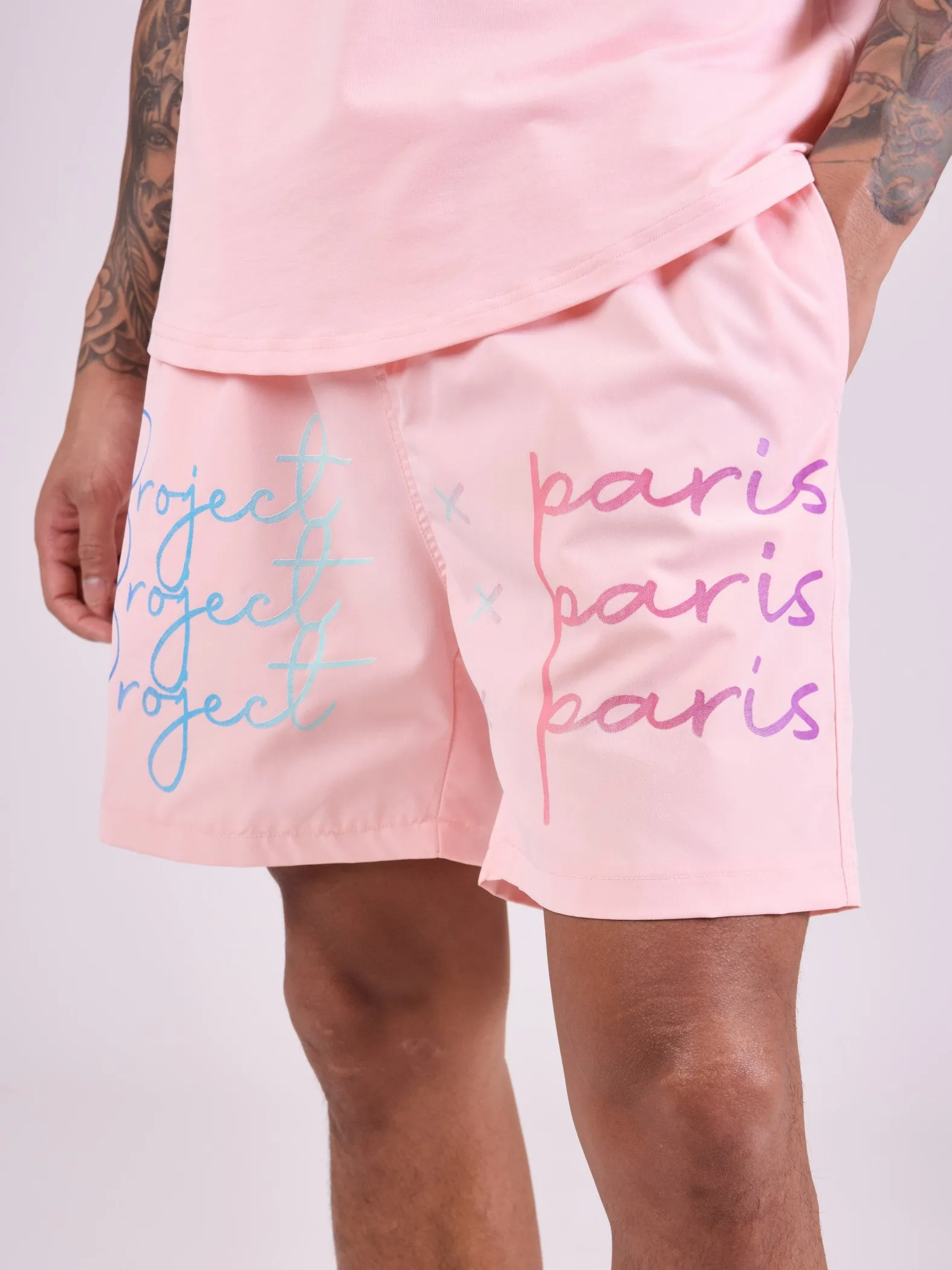 Pantalón corto con logotipo impreso en degradado de gran tamaño