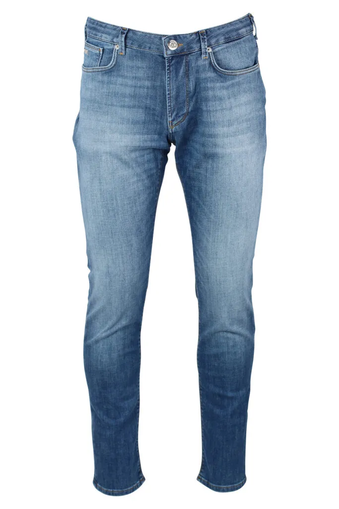 Pantalón vaquero azul con minilogo metal