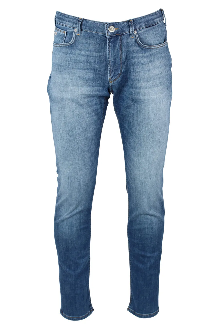 Pantalón vaquero azul con minilogo metal
