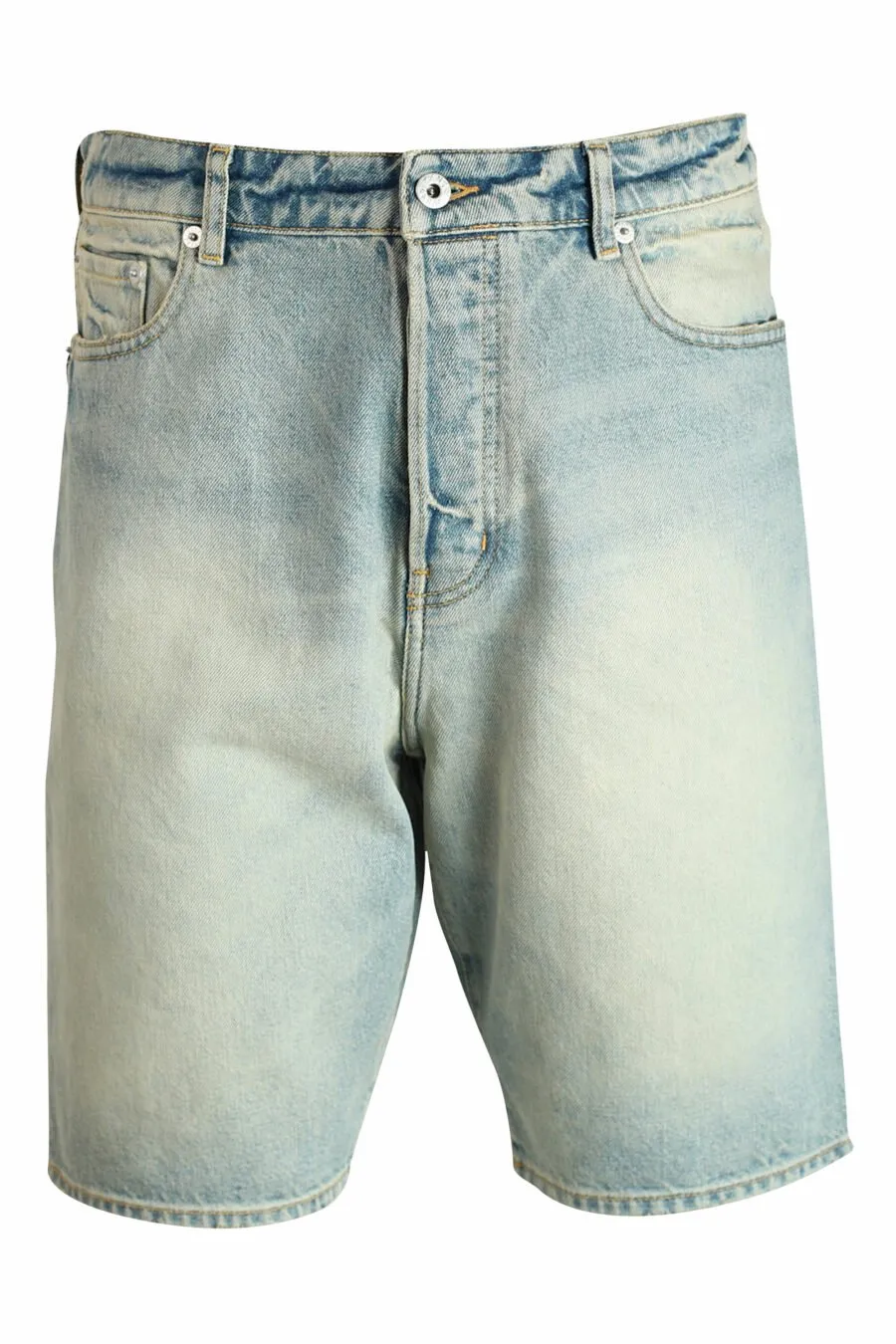 Pantalón vaquero azul corto desgastado
