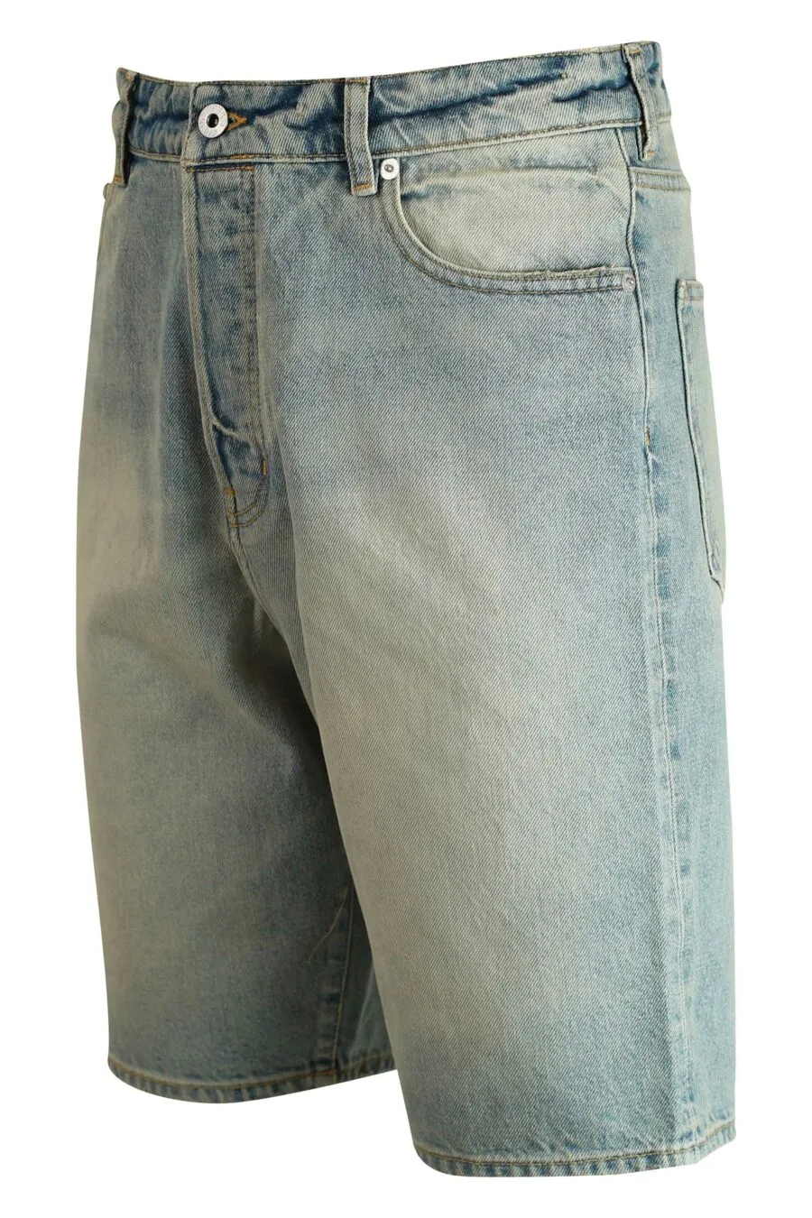 Pantalón vaquero azul corto desgastado