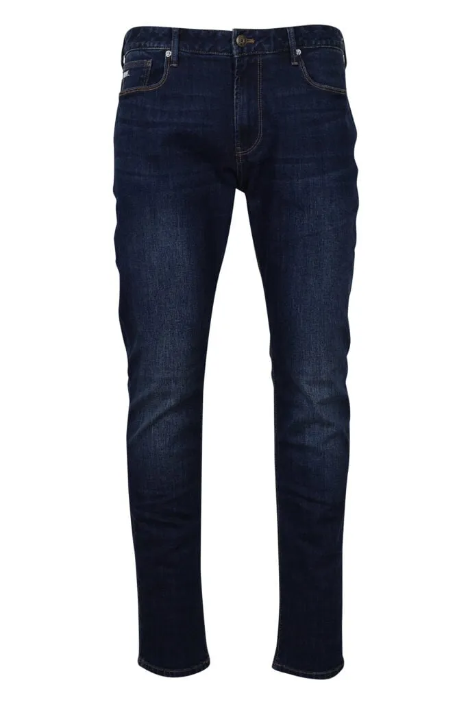 Pantalón vaquero azul oscuro con logo águila de metal