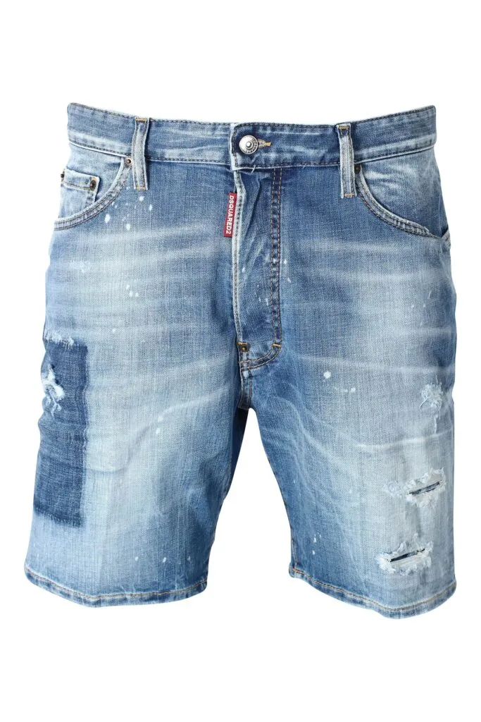 Pantalón vaquero corto azul con parche y estampado gráfico detrás