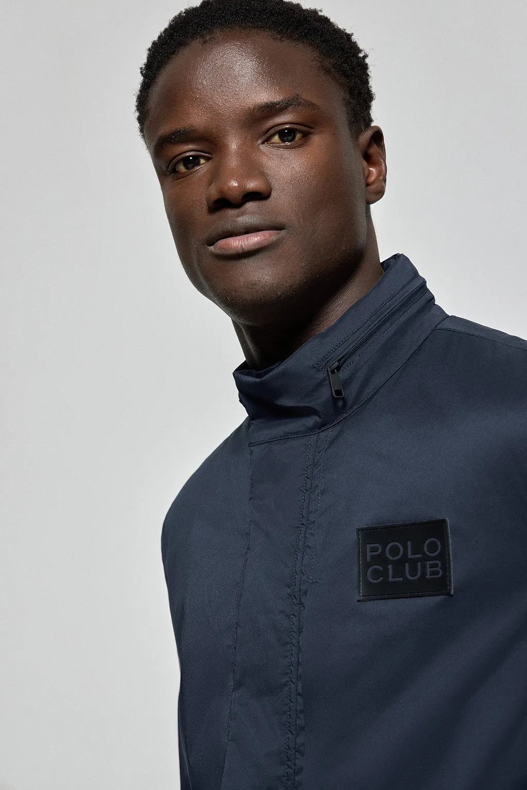 Parka ligera Chelsea color azul marino con parche logotipado