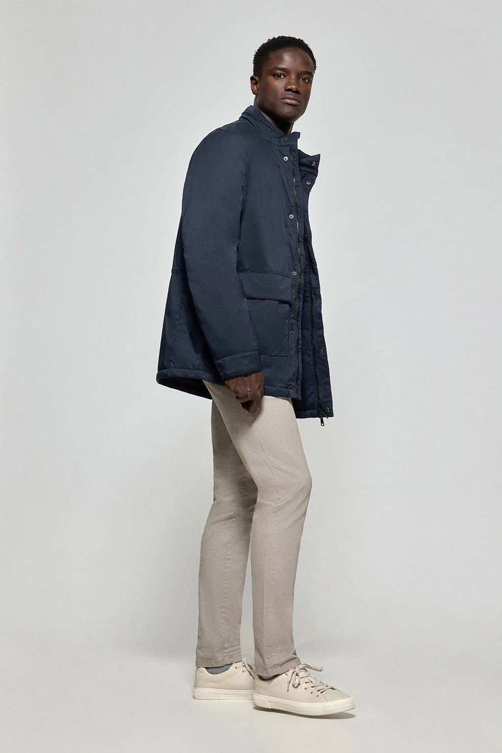 Parka ligera Chelsea color azul marino con parche logotipado