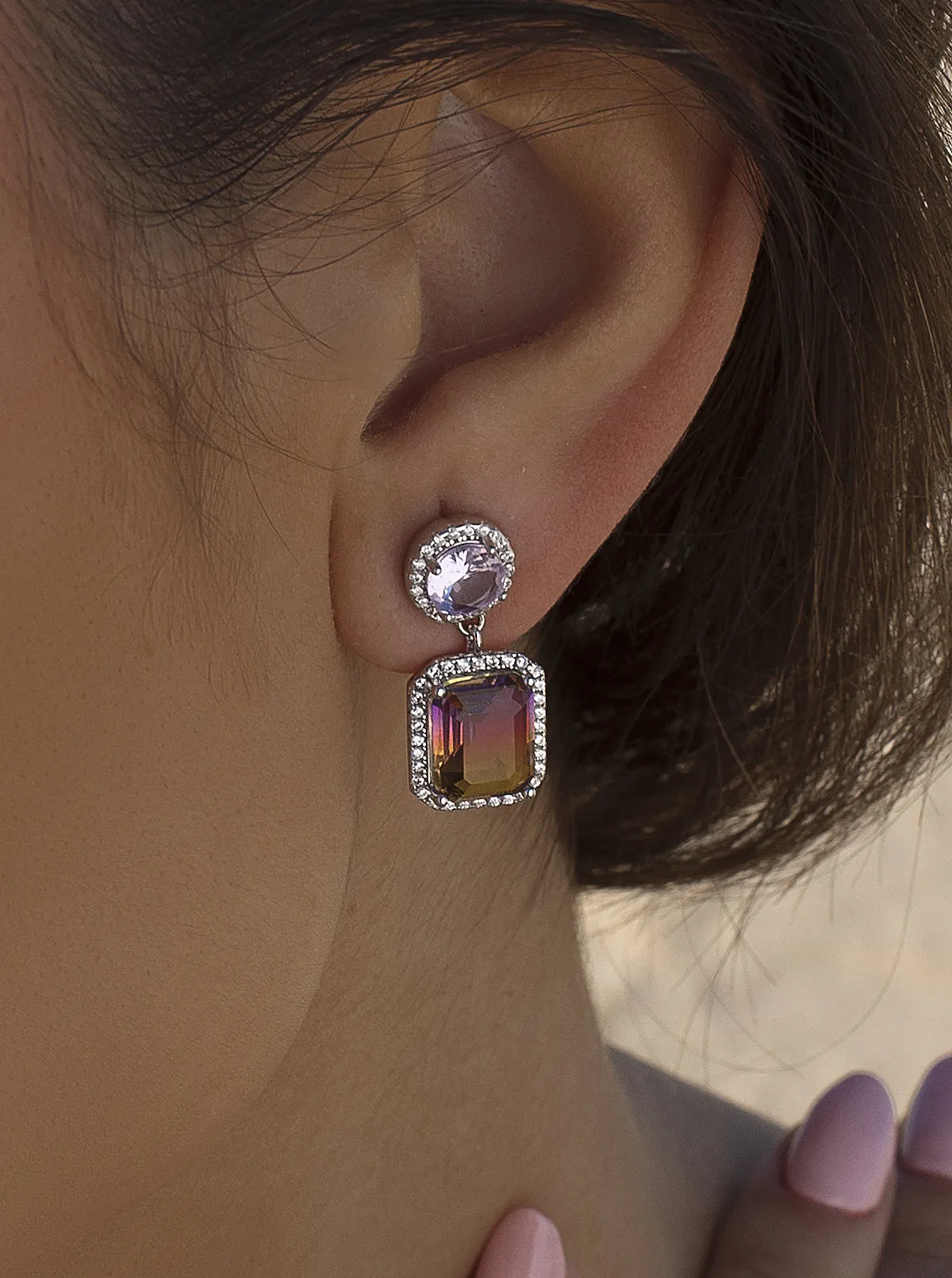 Pendientes de piedras de colores en tonos lavanda y amarillo