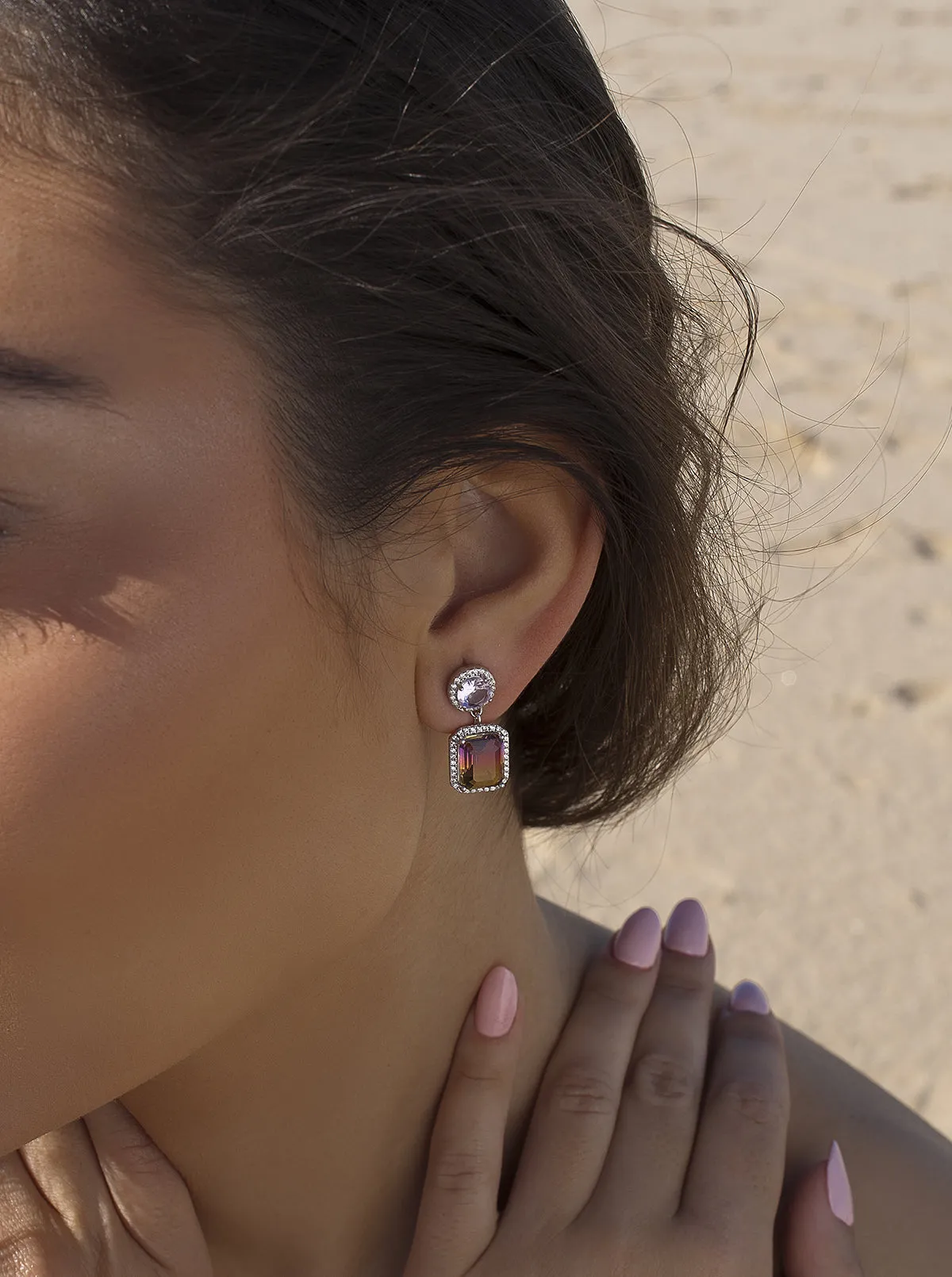 Pendientes de piedras de colores en tonos lavanda y amarillo